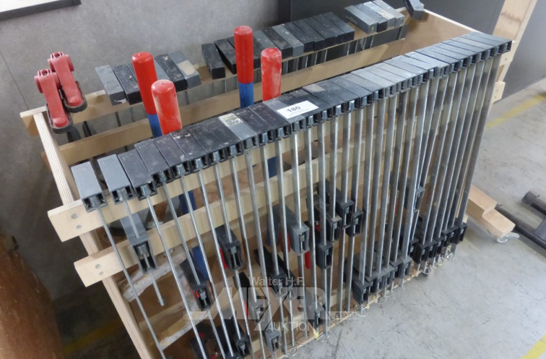 56 Parallelschraubzwingen auf