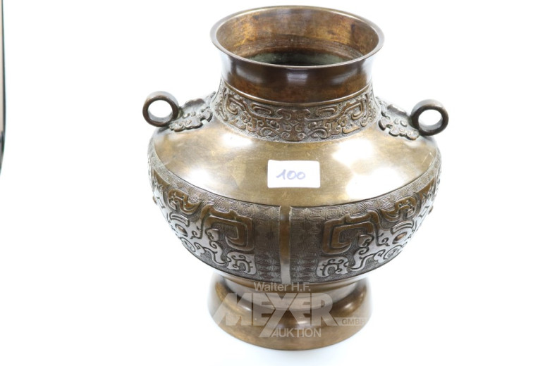 chin. Bodenvase, bauchige Wandung,