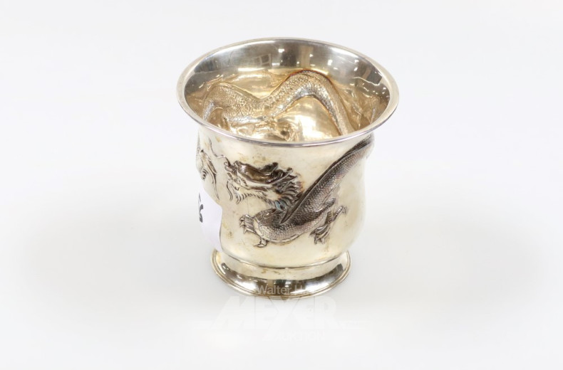 kl. Silberbecher mit Drachendekor,