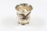kl. Silberbecher mit Drachendekor,