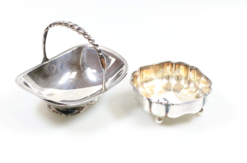 Henkelkörbchen und 1 kl. Schälchen,