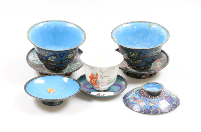 3 versch. chin. Deckeldosen und Schälchen,