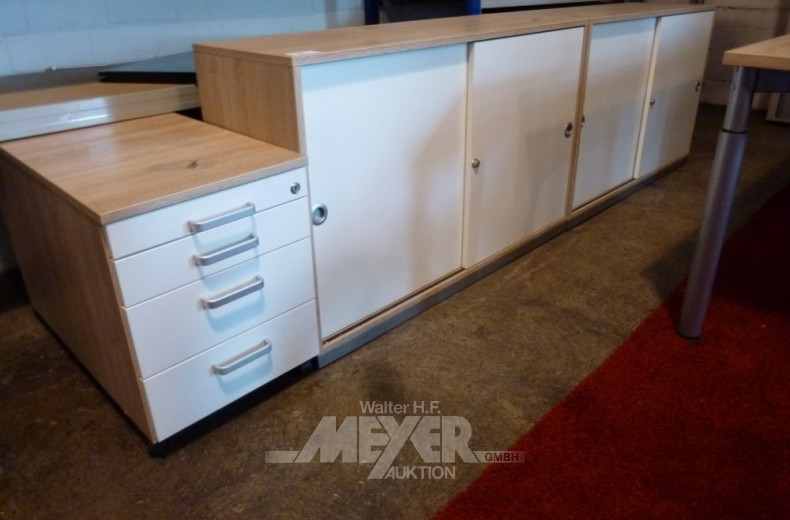 2 Aktenanrichten mit je 2 Schiebetüren,