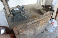 kl. Holzwerktisch mit Schraubstock,
