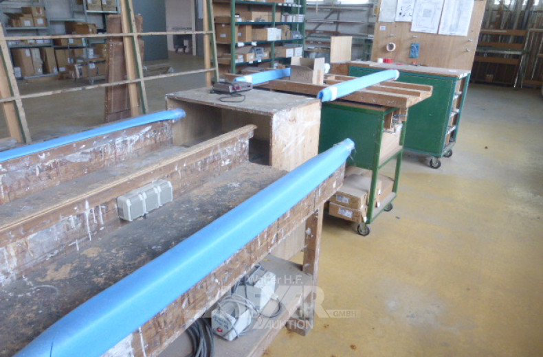 4 Montagetische, mit Kleinteilemagazin