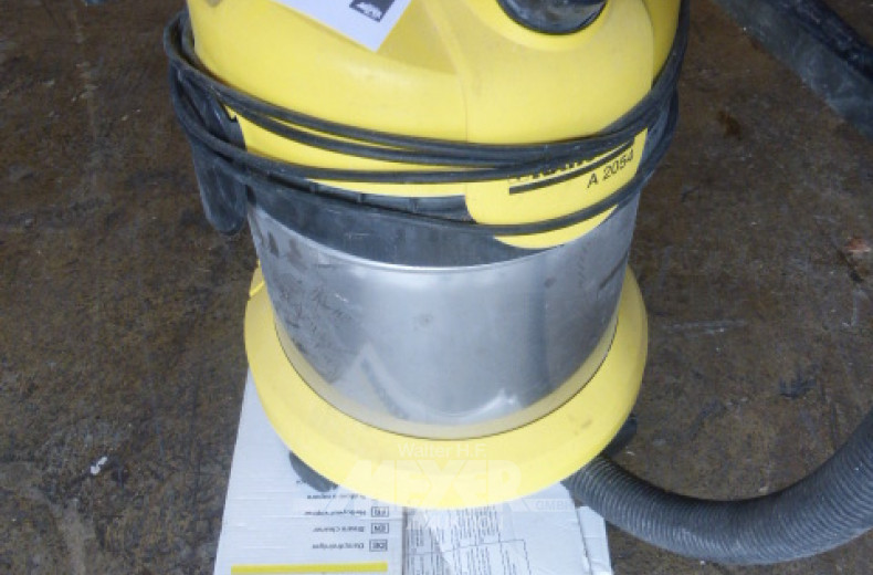 Dampfreiniger und 1 Industriestaubsauger