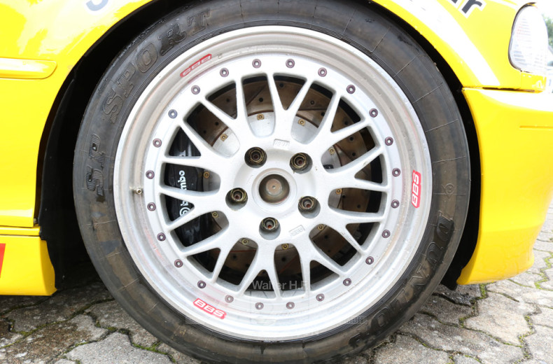 Motorsportfahrzeug, gelb