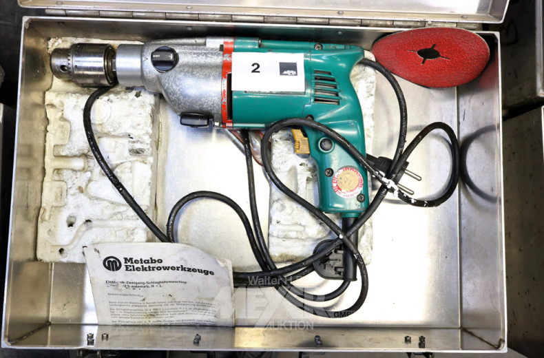 Elektro-Bohrmaschine im Kasten