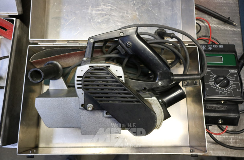 Bandschleifmaschine im Kasten