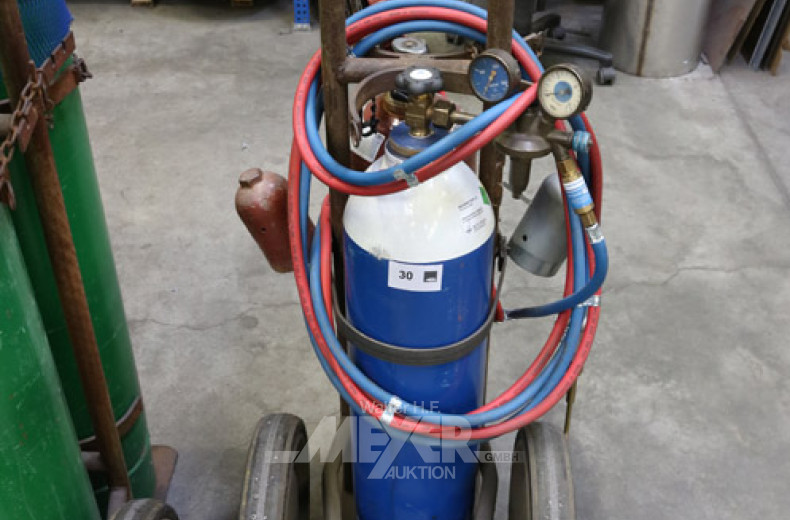 Flaschenwagen mit Sauerstoff und Gas