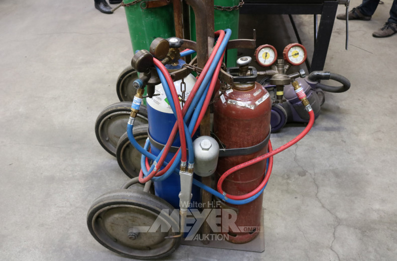 Flaschenwagen mit Sauerstoff und Gas