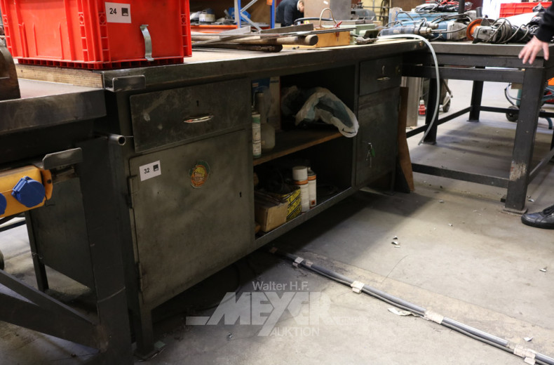 Werkbank mit massiver Holzarbeitsplatte,