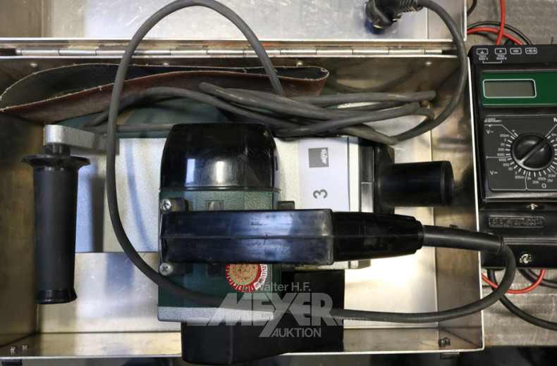 Bandschleifmaschine im Kasten