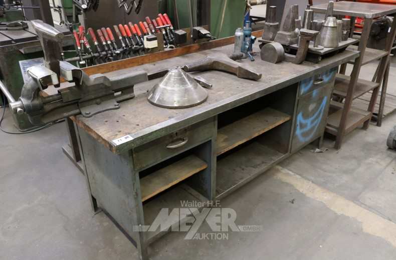 Werkbank mit Schraubstock