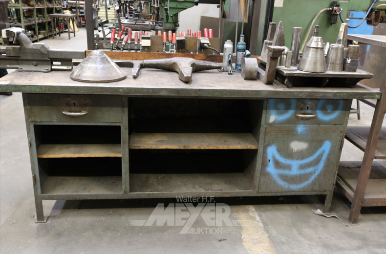 Werkbank mit Schraubstock