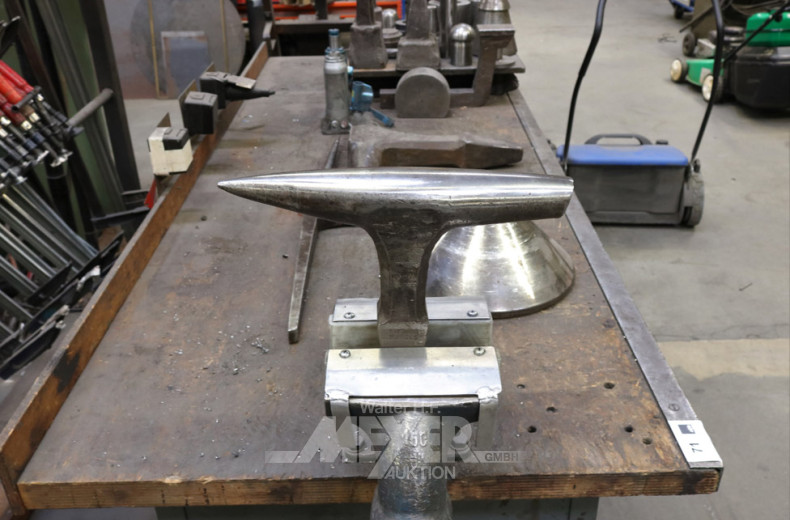 Werkbank mit Schraubstock