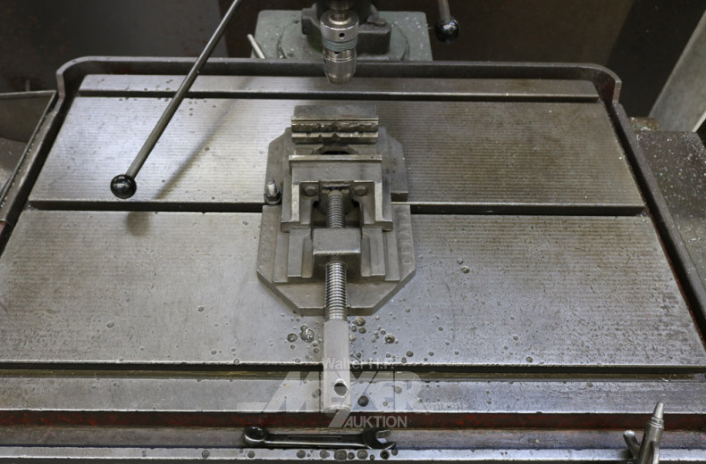 Radialbohrmaschine mit Schraubstock