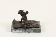 kl. Bronze-Figur ''Sitzender Putto''