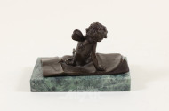 kl. Bronze-Figur ''Sitzender Putto''