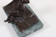 kl. Bronze-Figur ''Sitzender Putto''