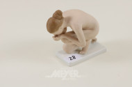 Porzellanfigur, ''Trinkender weibl. Akt''