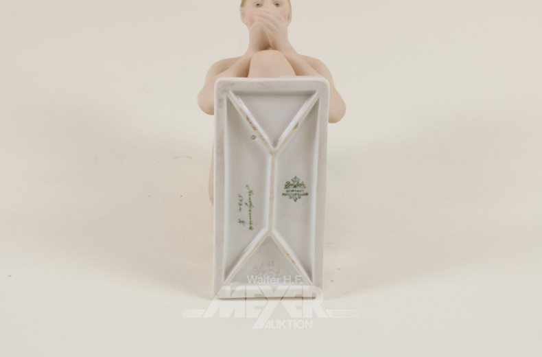 Porzellanfigur, ''Trinkender weibl. Akt''