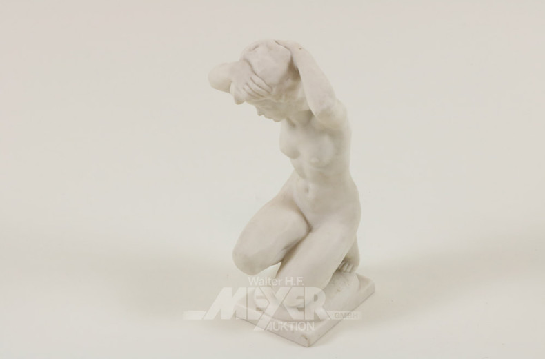 Porzellanfigur, ''Kniender weibl. Akt''