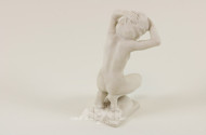 Porzellanfigur, ''Kniender weibl. Akt''