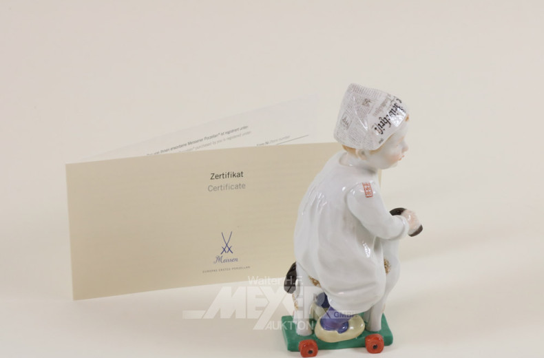Porz.-Figur ''Kind mit Zeitungsmütze''