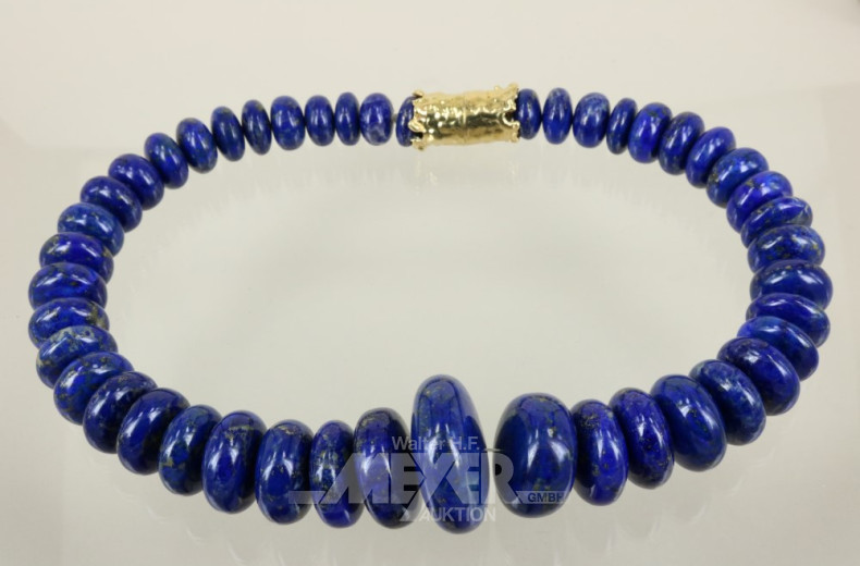 schwere Lapislazulikette im Verlauf