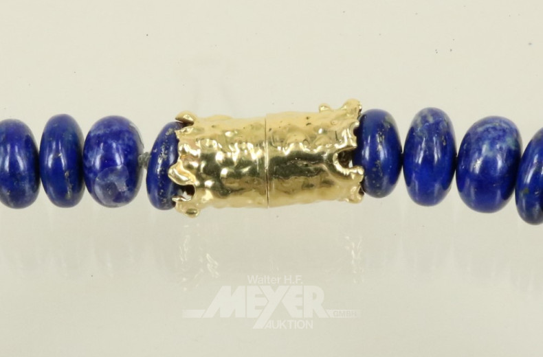 schwere Lapislazulikette im Verlauf