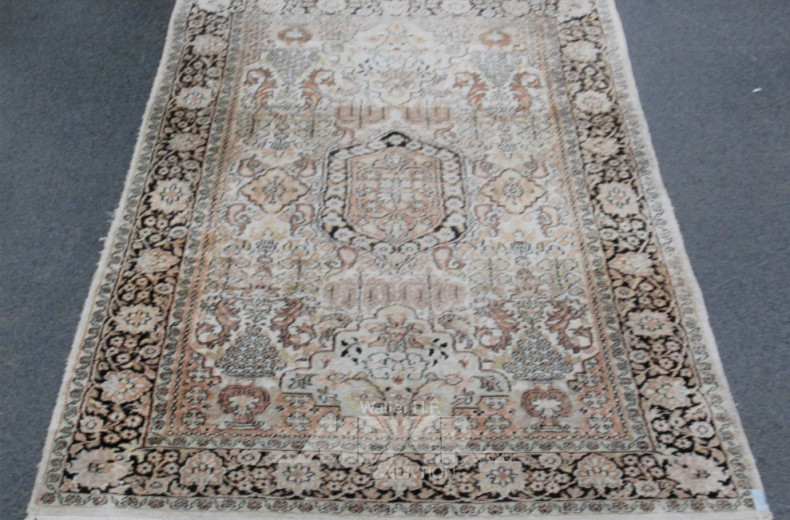 Orientbrücke mit Seide, figurales Dekor