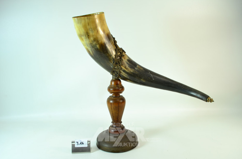 Füllhorn auf Holzstandfuß, H. 43 cm