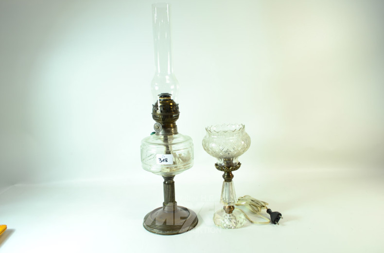 Petroleumlampe sowie 1 Tischlampe,