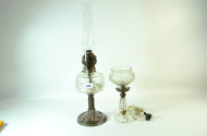 Petroleumlampe sowie 1 Tischlampe,