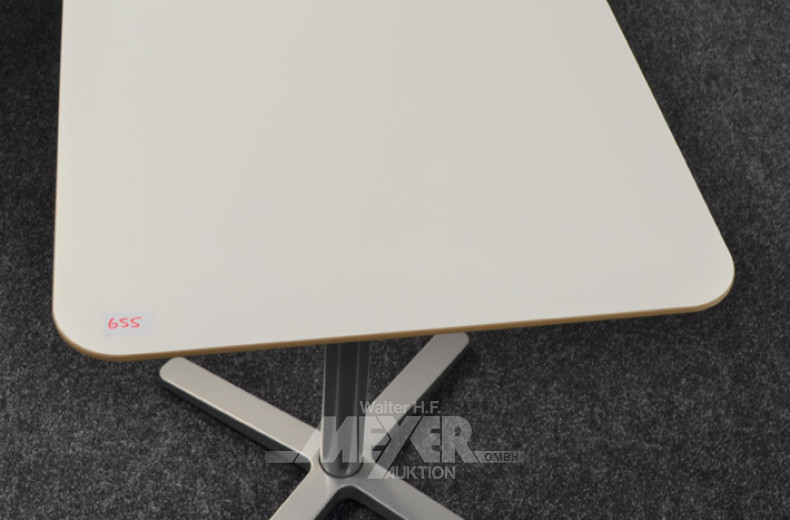 kl. Besuchertisch, auf Kreuzfuß,