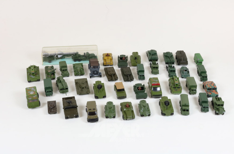 Posten div. Militärfahrzeuge,