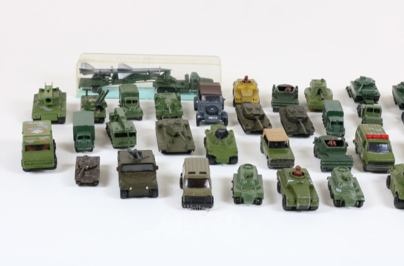 Posten div. Militärfahrzeuge,