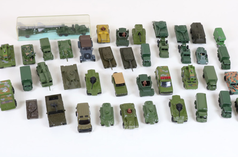 Posten div. Militärfahrzeuge,