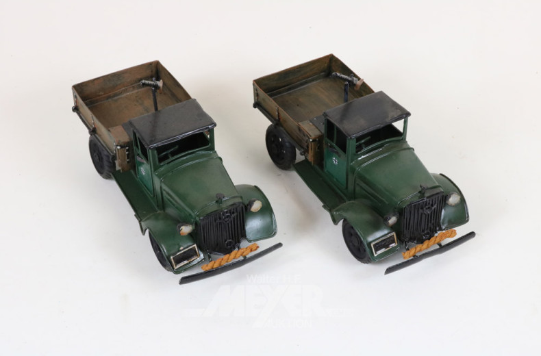 2 versch. Militärfahrzeuge, Blech