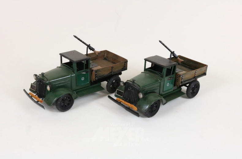 2 versch. Militärfahrzeuge, Blech