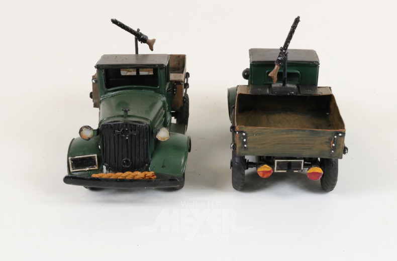2 versch. Militärfahrzeuge, Blech