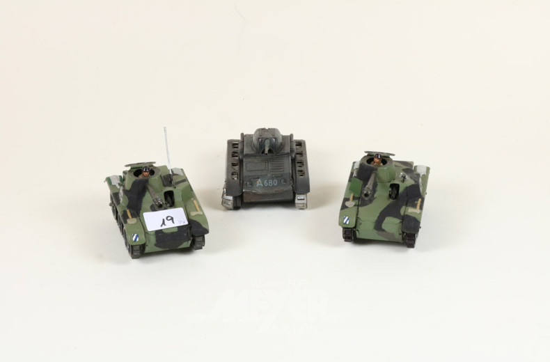 3 versch. Militärfahrzeuge ''Panzer, Blech