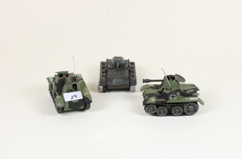 3 versch. Militärfahrzeuge ''Panzer, Blech