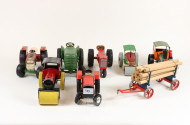 7 Modell-Traktoren und 1 Anhänger,