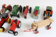 7 Modell-Traktoren und 1 Anhänger,