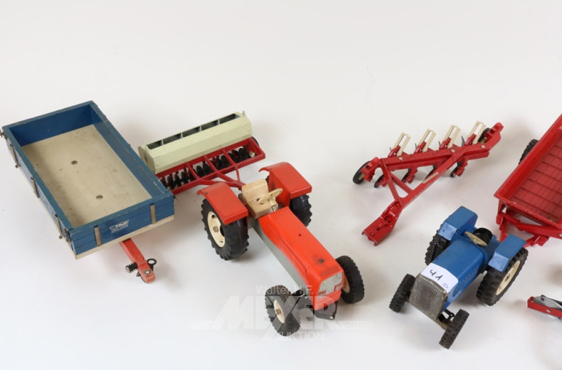 2 Modell-Traktoren, Mistwagen und