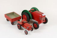 Holz-Traktoren und 1 Anhänger