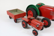 Holz-Traktoren und 1 Anhänger