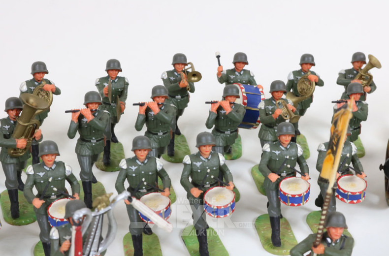 Soldaten-Musikcorps und 6 Geschütze,